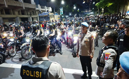 Police Disperse Crowd Outside Grahadi State Building, Dozens Detained