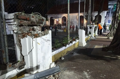 Vandalism of Grahadi Building During #IndonesiaSekarat Protest Sparks Concern