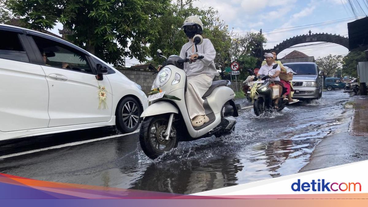 Flooding Submerges Entrance to Kamasan Village, Blocked Drains Blamed