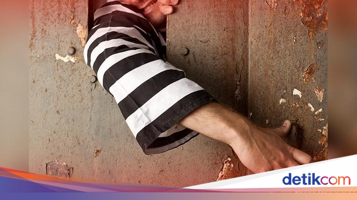Fleeing Police, Man in Bogor Jumps into River and Breaks Leg