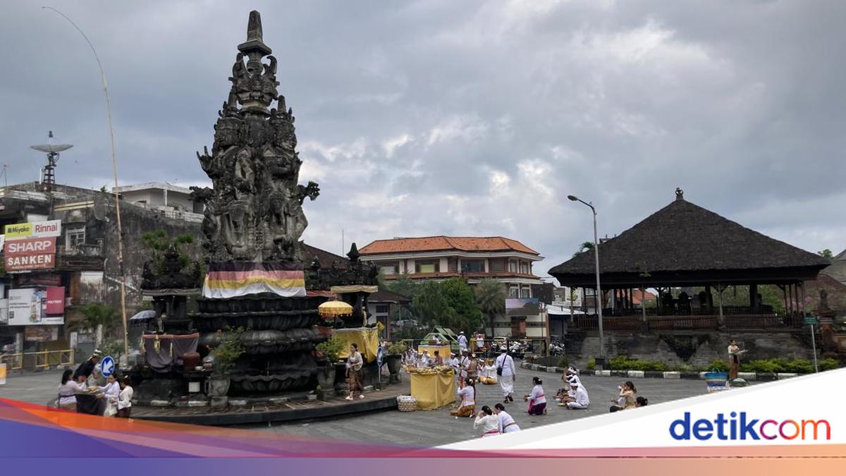 Solemn Kuningan at Klungkung's Ground Zero: Hindus Throng Catus Pata