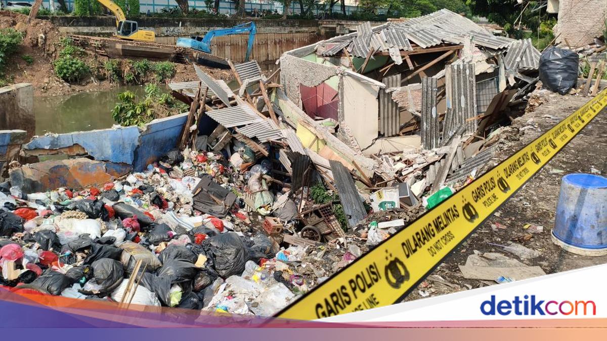 Emergency Repairs Underway After House Collapses on Ciliwung Riverbank in Benhil