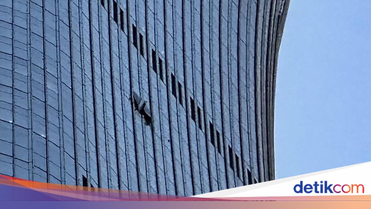 Small Plane Crashes into Beijing's Tallest Skyscraper, Authorities Silent