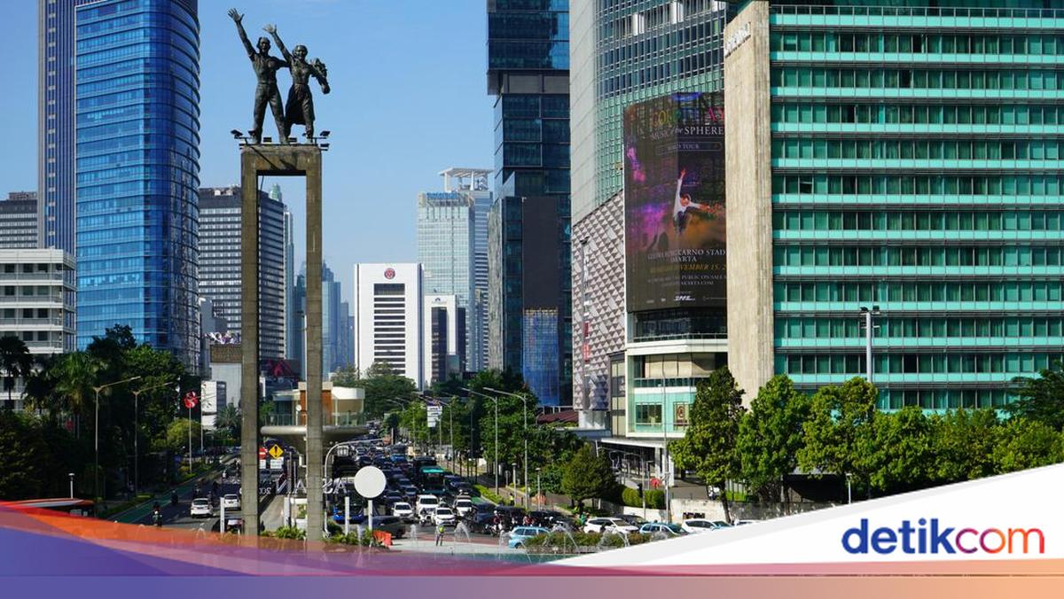 Jakarta Government Deploys 700 Cleaners for HUT Peak Celebration at Bundaran HI