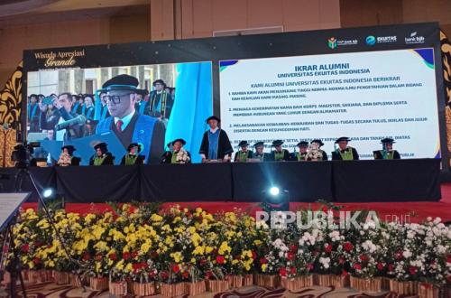 Universitas Ekuitas Graduates 276 Students, bank bjb President Director Named Best Graduate