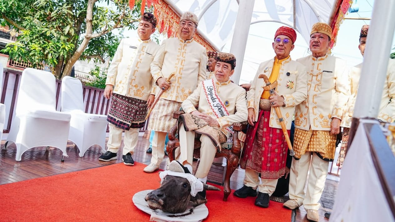 Jokowi Undergoes Buffalo Head Ritual While Receiving Honorary Title from Five Kingdoms at Kedaton Keagungan, What Is Its Meaning?