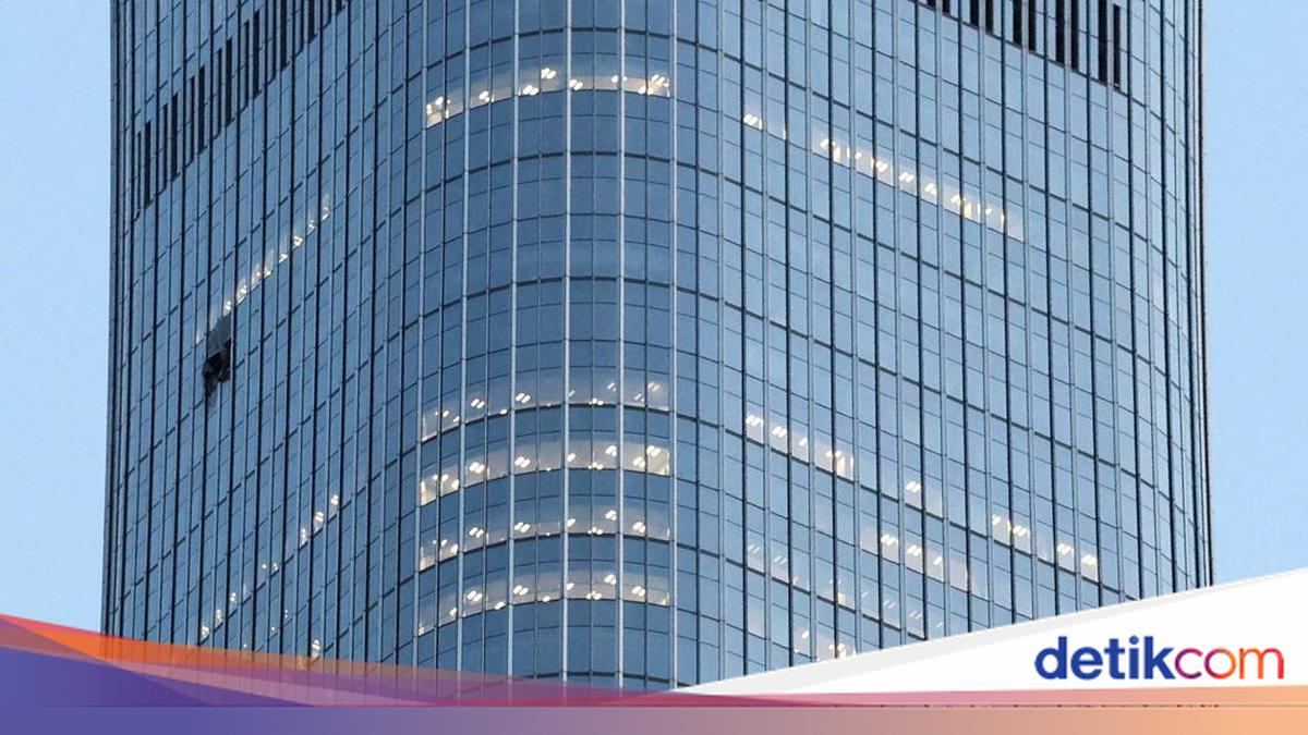 Small Aircraft Crashes into CITIC Tower, Beijing Headquarters of Chinese State-Owned Conglomerate
