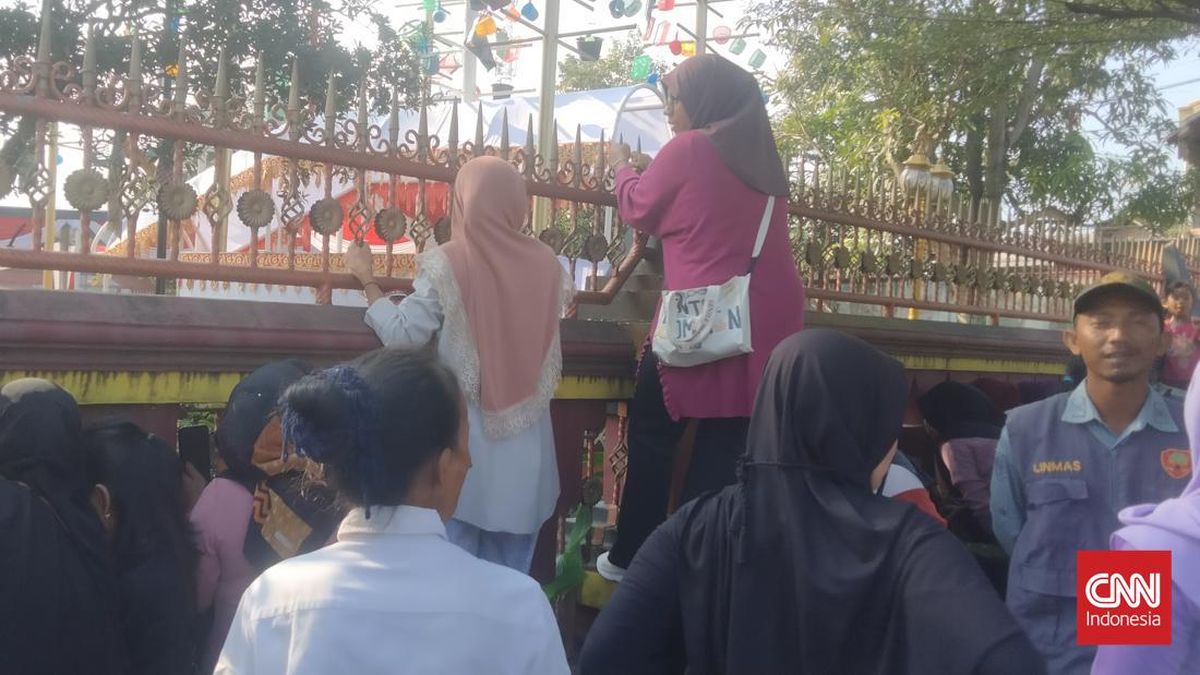 Lampung Residents Flock to Catch Glimpse of Jokowi During Adat Title Ceremony