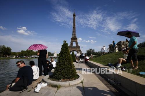 Heatwave of Up to 40 Degrees 'Bakes' Europe