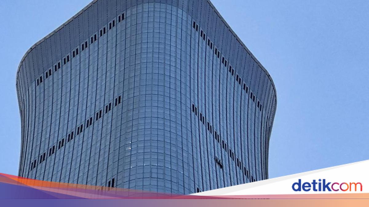 Plane Crashes into Beijing's Tallest Building, Pilot Killed and 13 Injured