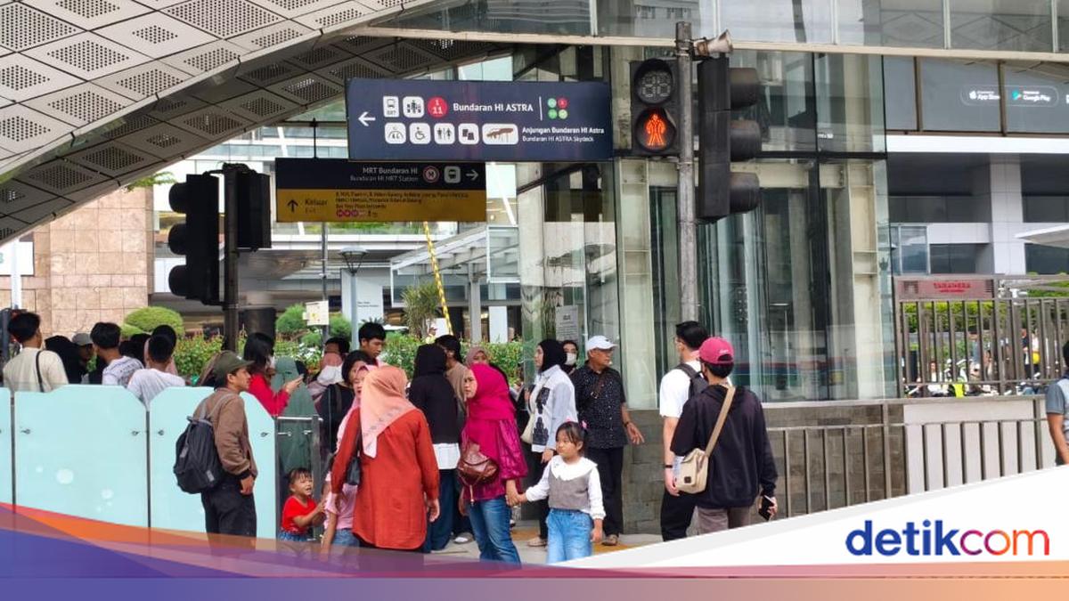 Bundaran HI Bus Stop Packed with Residents Celebrating Jakarta's Anniversary