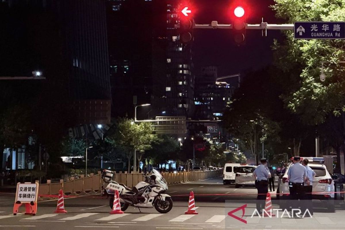 Small plane crashes into Beijing's tallest building, one dead