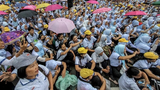 6,500 Workers at Two Indonesian Firms Face Mass Layoff Threat