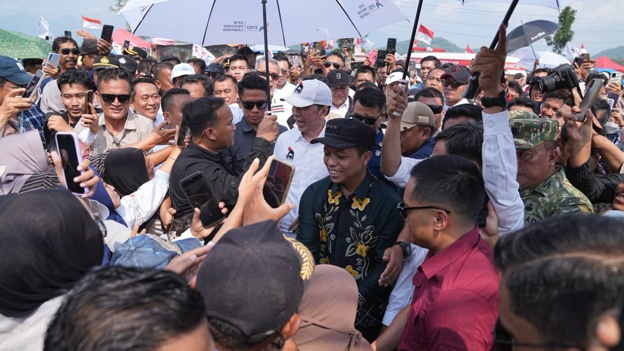 Thousands Mob Jokowi as He Snacks at Lampung MSME Stalls
