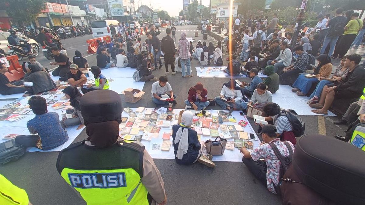 Banyumas Raya Students Stage Free Speech Forum and Book Stall Protest