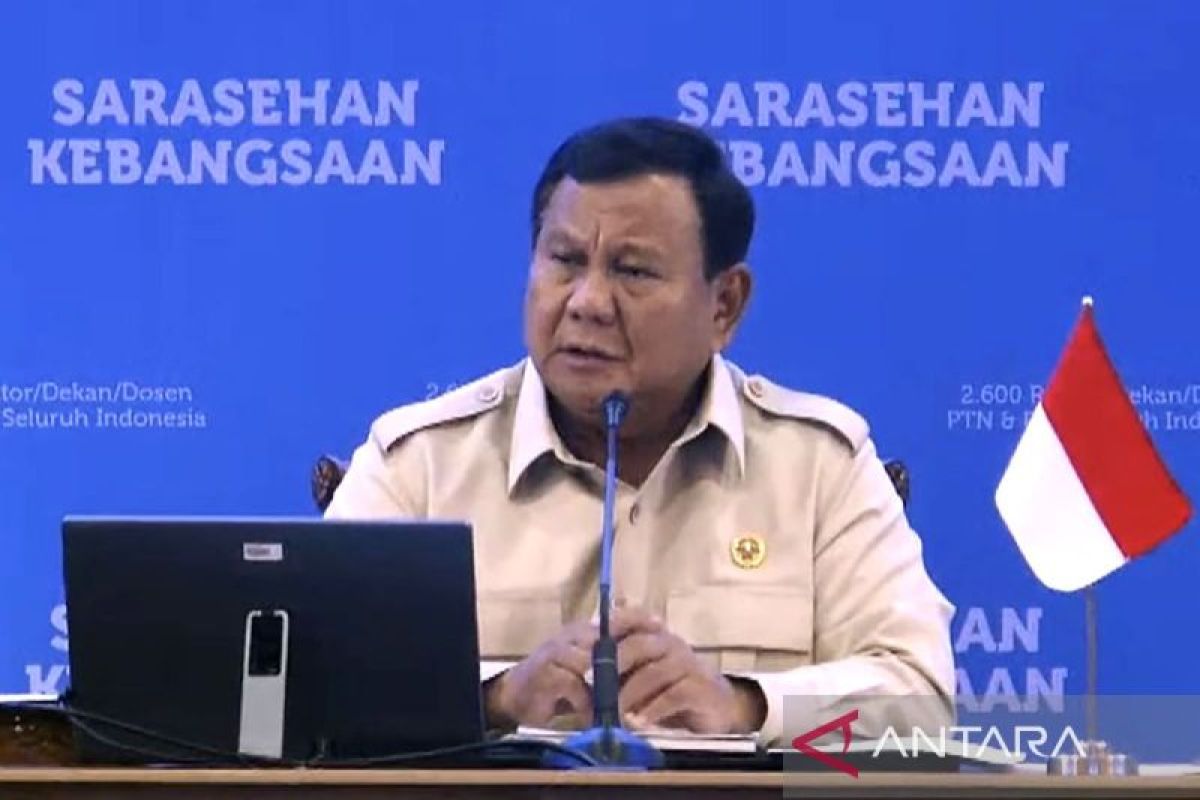 Prabowo Closes National Symposium, Receives Proposals from Academics