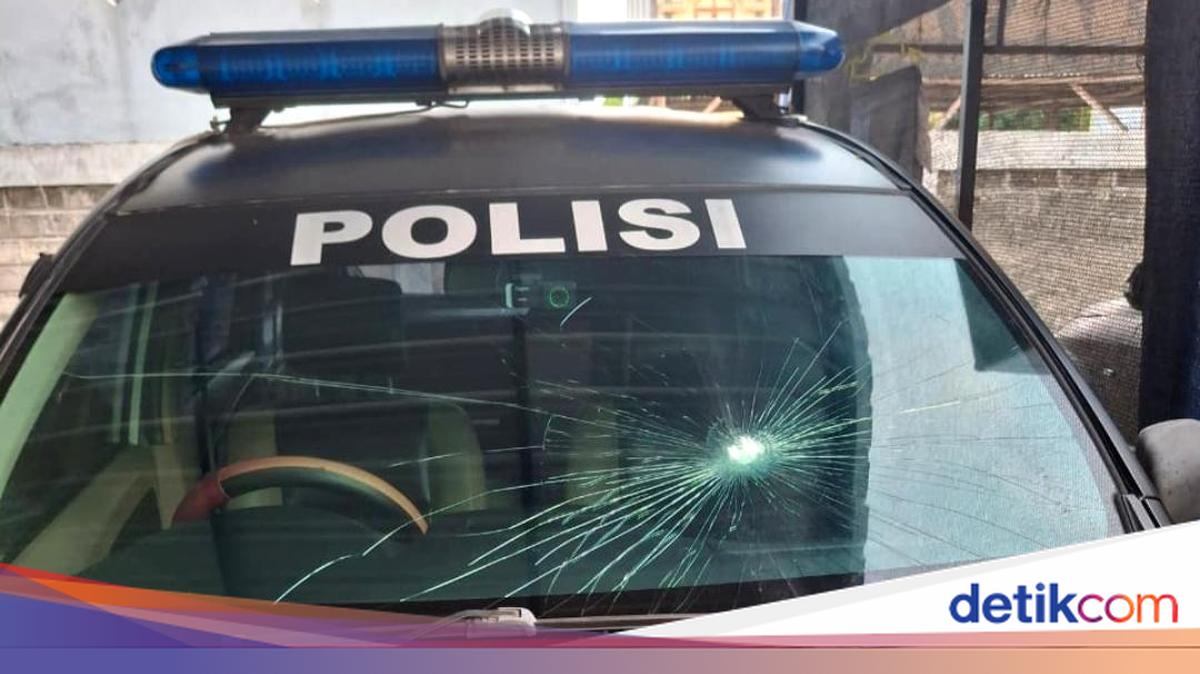 Martial Arts Groups in East Java Hurl Stones, Police Car Window Smashed