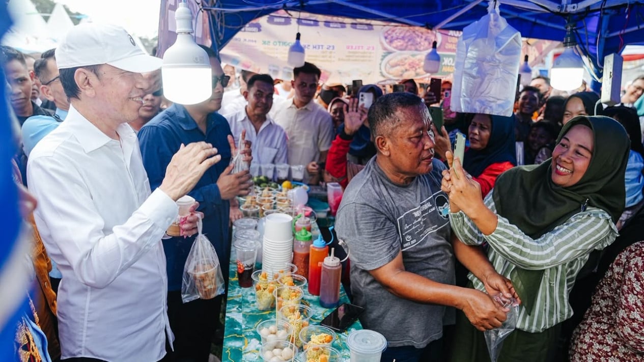 Jokowi Hears Residents' Gripes About Damaged Roads During Lampung SME Visit