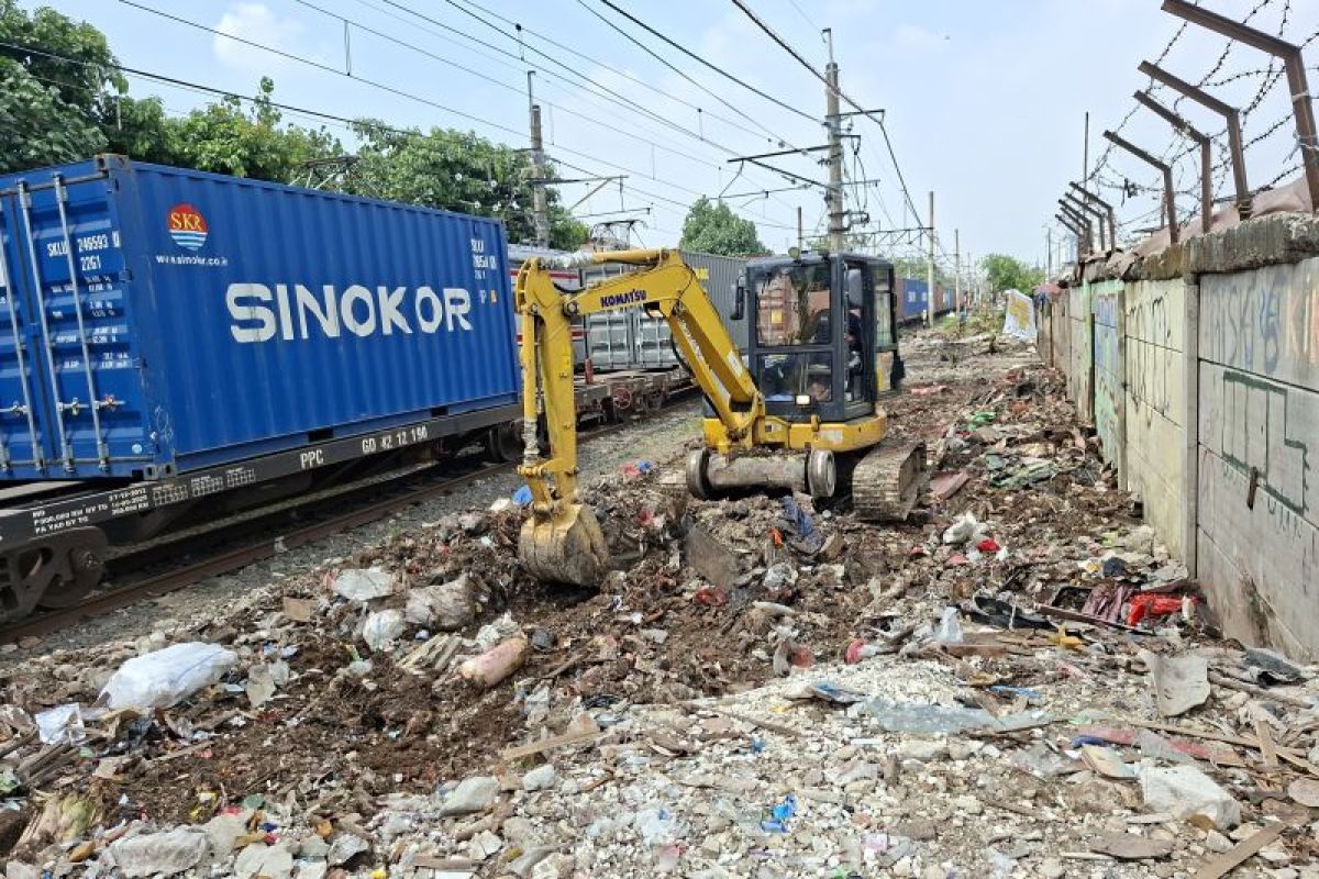 KAI Demolishes Illegal Structures Along Pasar Senen–Pasar Gaplok Railway