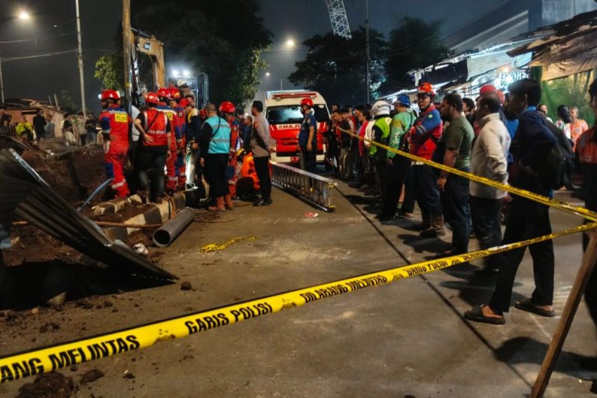 Four-year-old rescued after being trapped for hours in Tebet construction hole