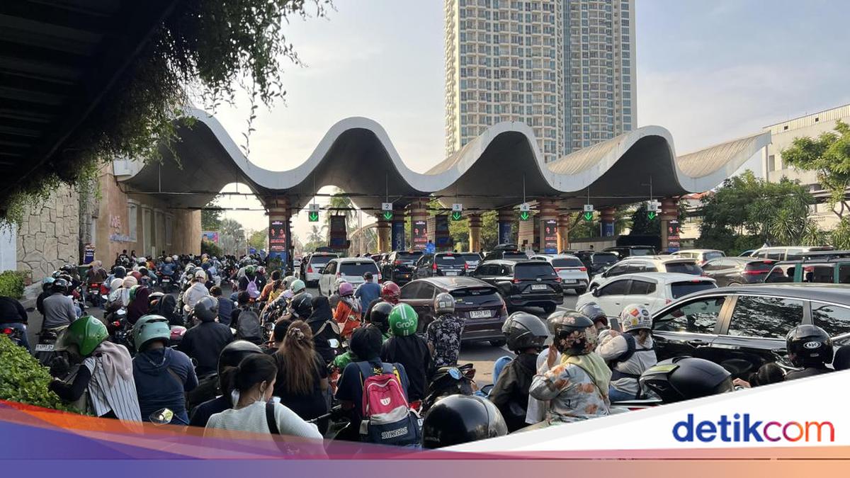 Free Entry for Jakarta's 499th Anniversary Causes Long Queues at Ancol