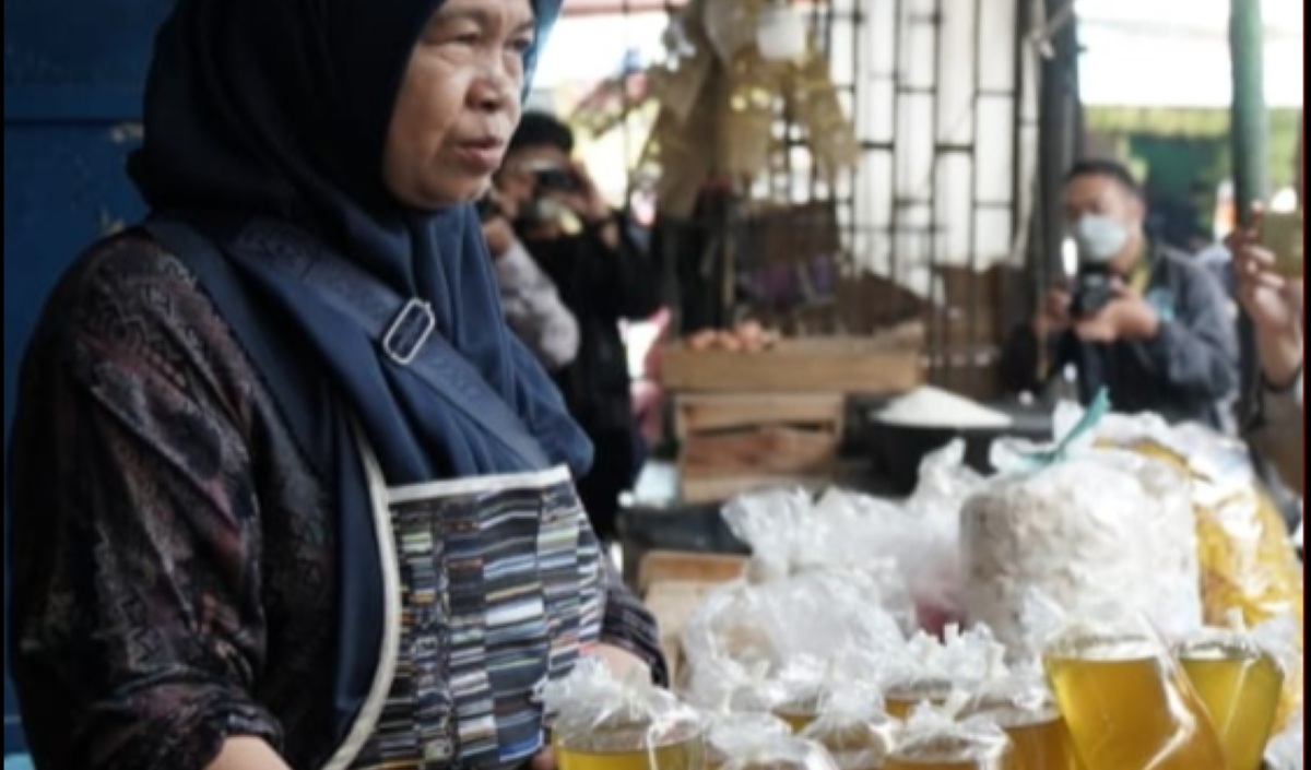 Minyakita Price Hits Rp22,000 in Tasikmalaya, Consumers Switch to Bulk Oil
