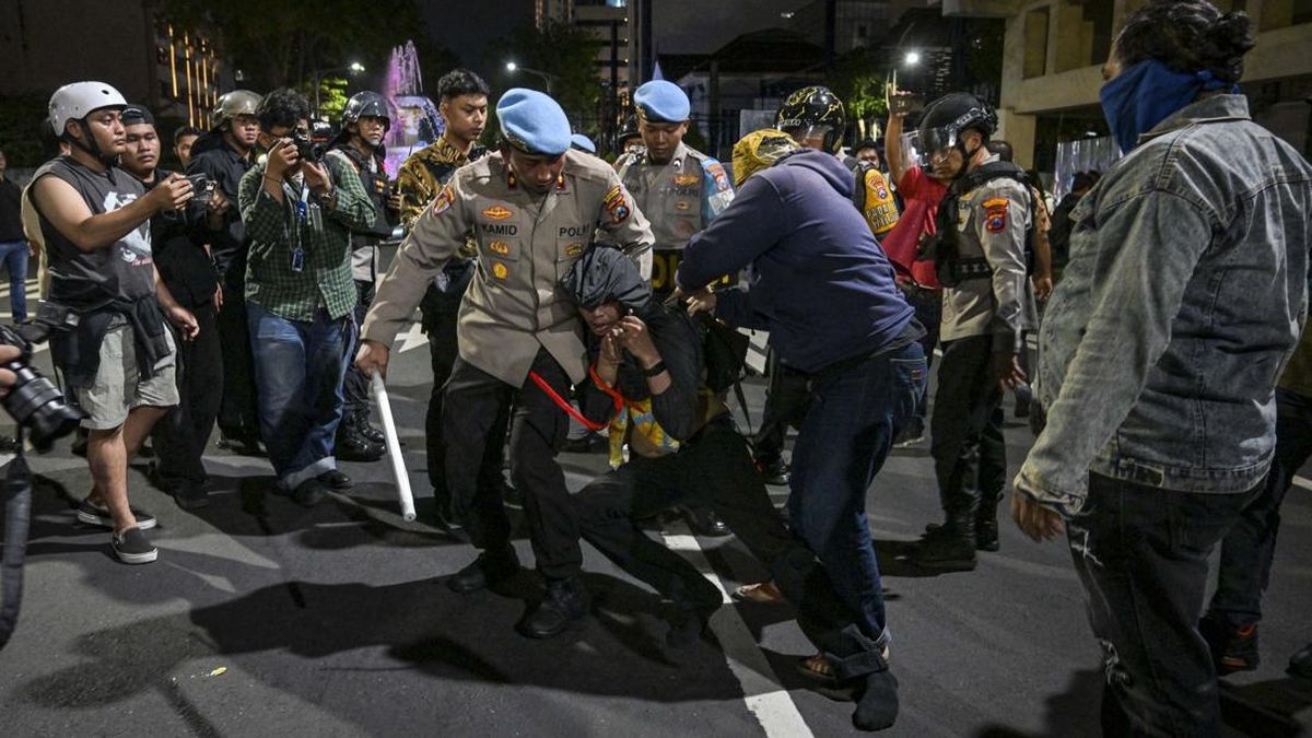 Police Release 14 Surabaya Protesters, Four Named as Suspects