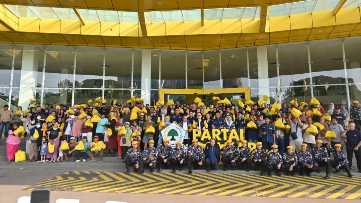 Golkar's AMPI Marks 48th Anniversary by Distributing Food Packages to the Public