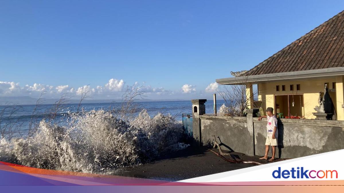 Large Waves Strike Homes Again on Monggalan Beach in Klungkung