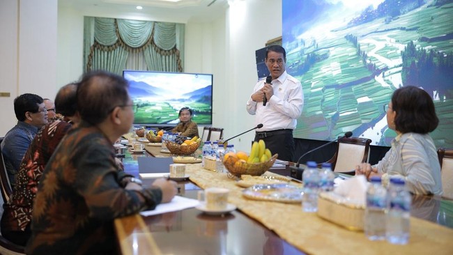 Minister Amran Urges UGM to Develop Frozen Semen Technology