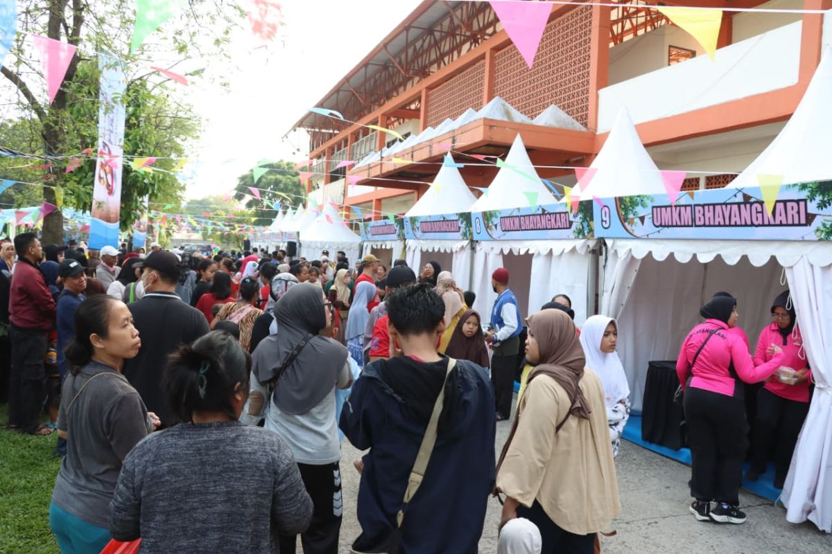 National Police Logistics Staff and West Jakarta Police Hold Low-Price Market in Cengkareng