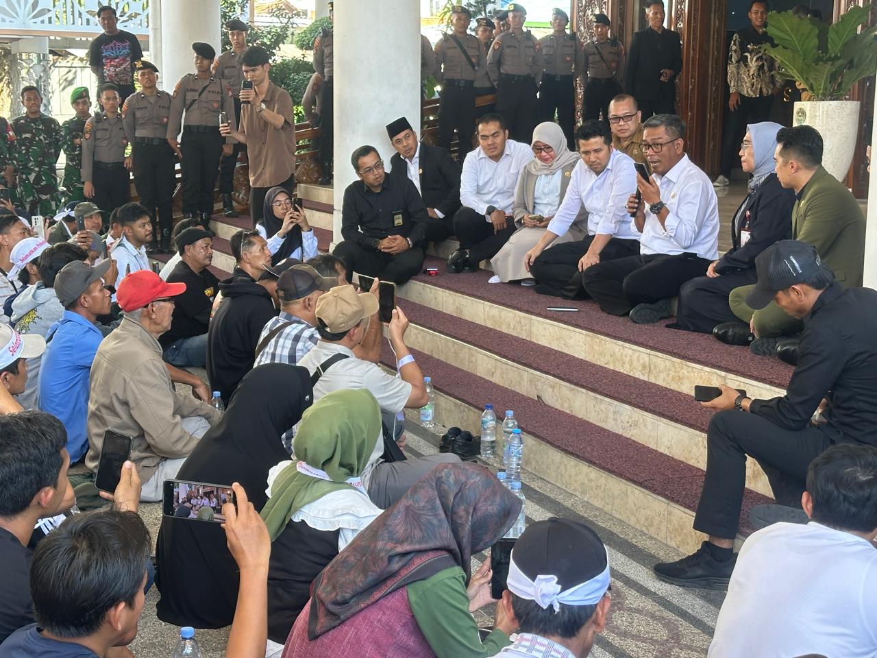 East Java Chicken Farmers Protest Falling Egg Prices, Distribute Free Eggs at Council Building