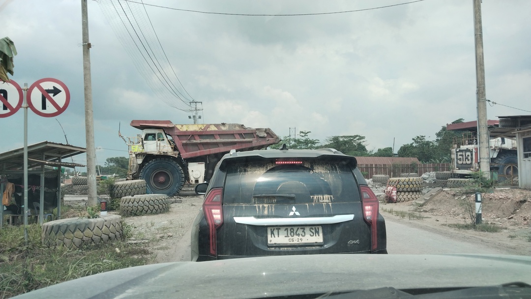 Normal Day in Kalimantan: Mining Trucks Given Priority, Public Vehicles Queue in Long Jams