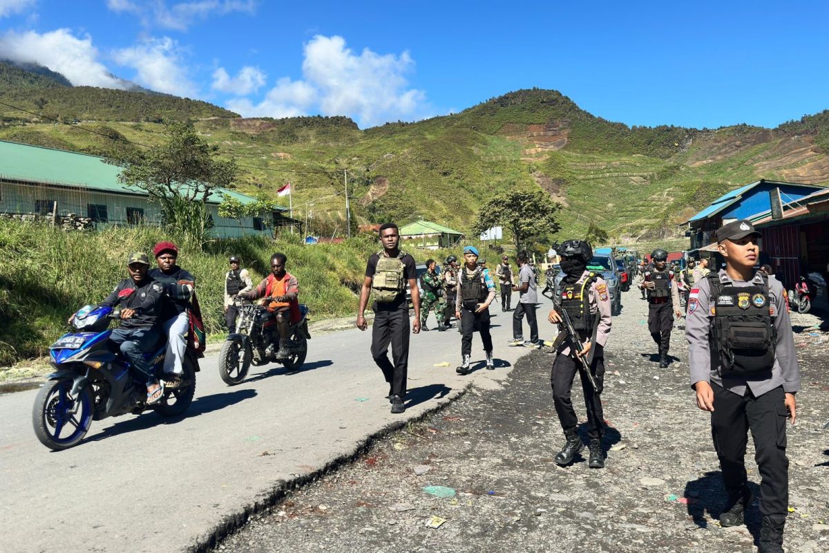 Joint TNI-Polri patrol seizes weapons in Central Papua