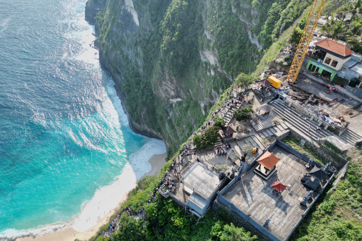 Officials Give Tourists Clarification Over Nusa Penida Elevator Controversy