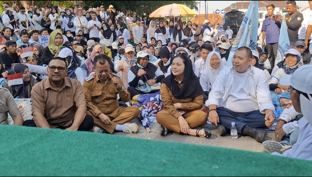 Brebes Residents Stage Pro-Government Demo for Free Nutritious Meals Programme, Regent Joins Protesters Sitting on the Road