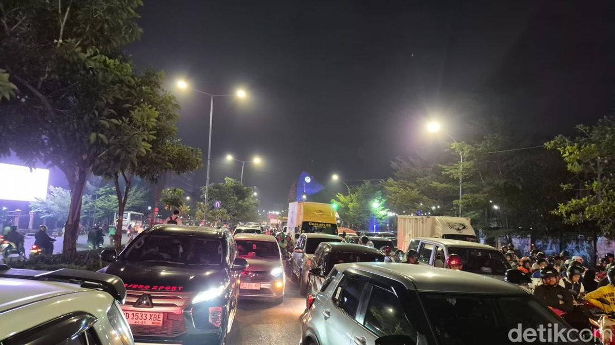 Protest Against Prabowo's Free Meal Programme Turns Violent in Makassar