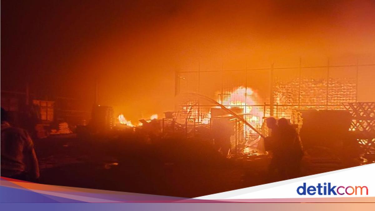 Warehouse in Cakung Engulfed in Flames