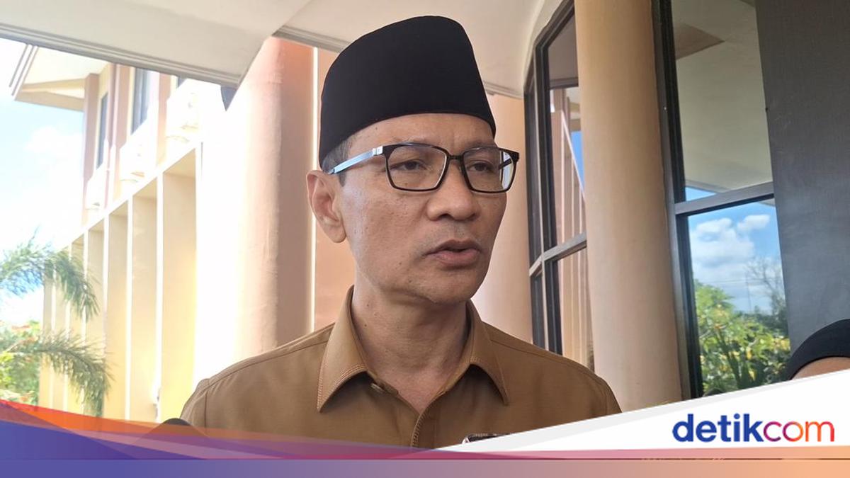 Mataram Mayor Urges Fathers to Take Children to School on First Day