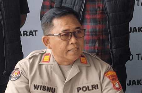 Viral Video of Cengkareng Police Allegedly Watching Football While Citizen Reports Crime