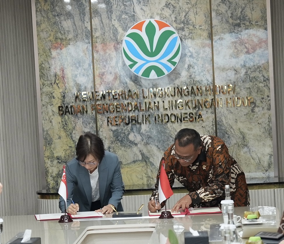 Indonesia and Singapore Sign Environmental MoU, Focusing on Forest Fire Mitigation and Carbon Trading
