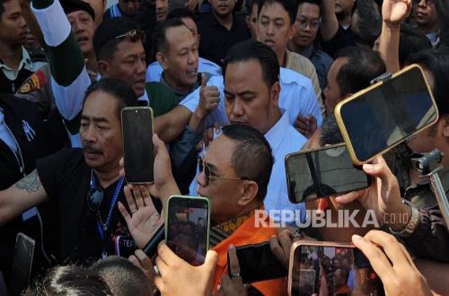 Tipikor Court Besieged by Sudewo Supporters, Police Take 1.5 Hours to Evacuate Former Pati Regent
