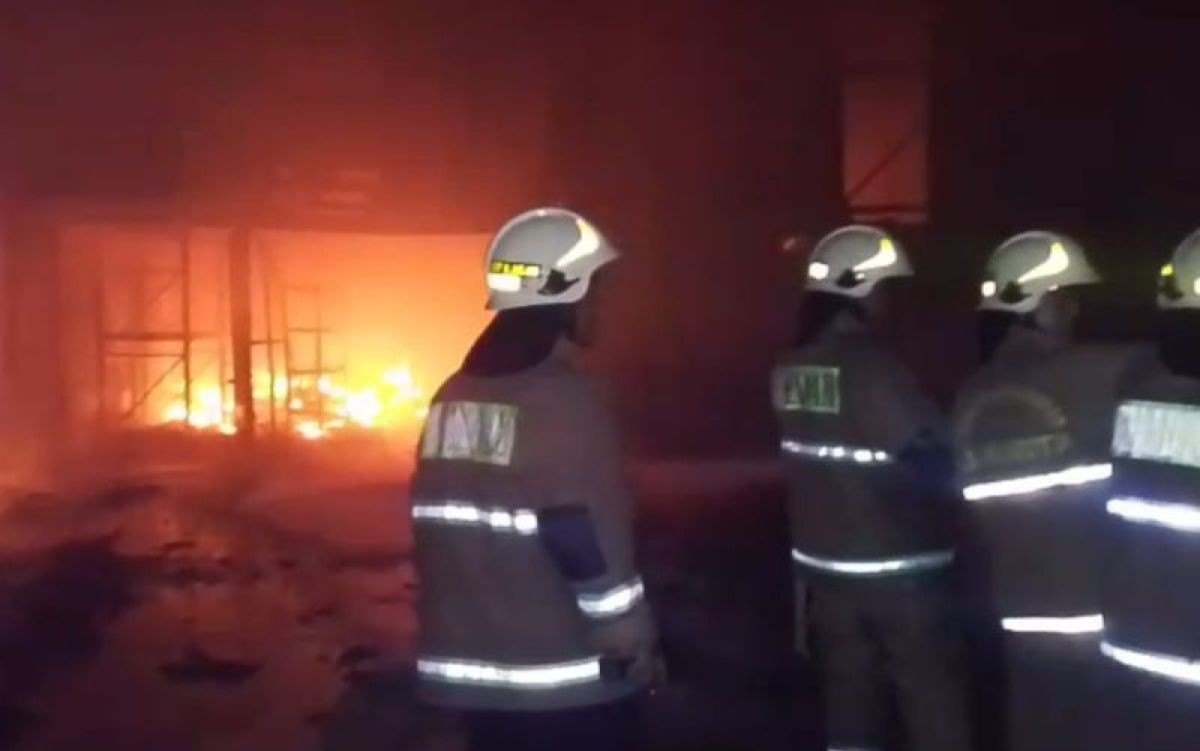 80 Firefighters Battle Warehouse Blaze in Cakung for Five Hours