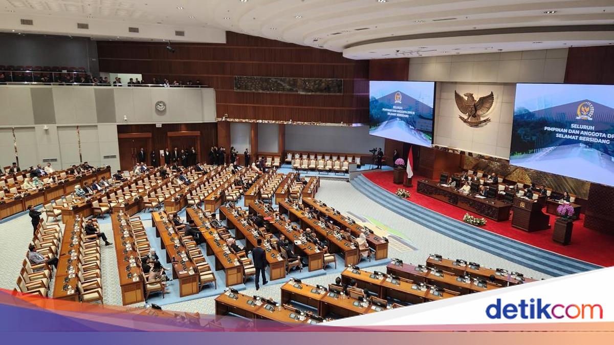 DPR Holds Plenary Session Today, 293 Members Attend in Person