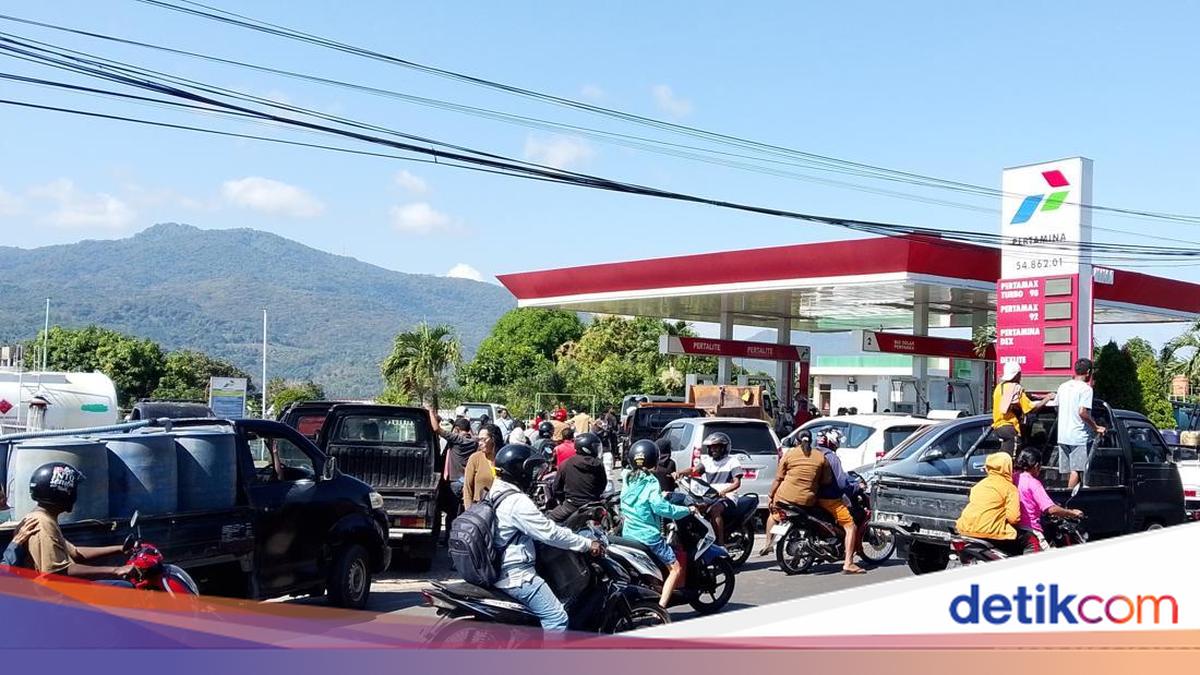 Subsidised Fuel Scarce, Flores Timur Residents Queue for Hours at Petrol Stations