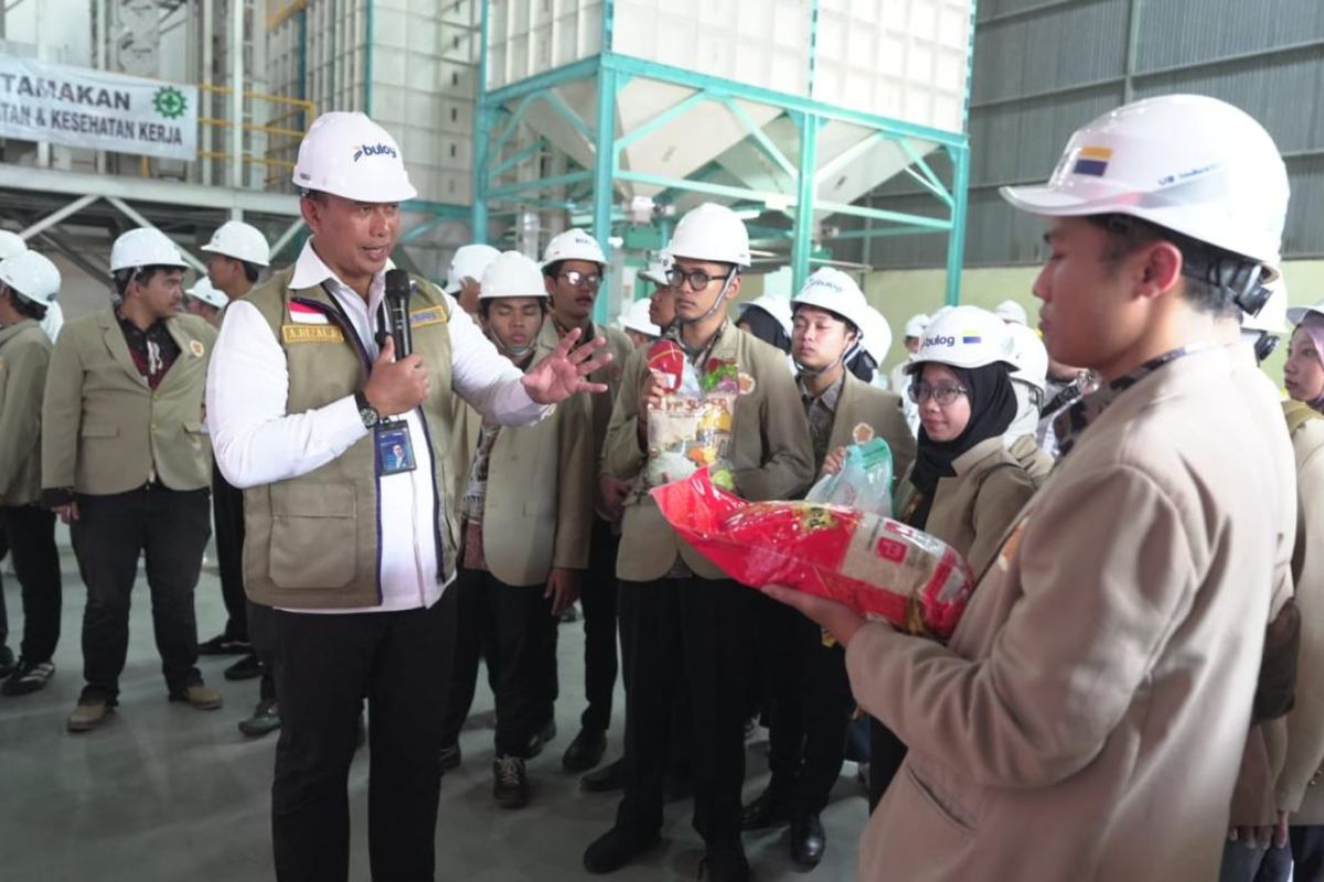 Bulog opens warehouse access as public education facility