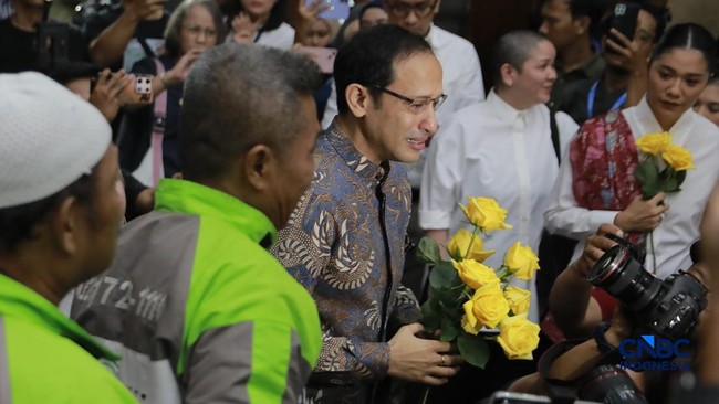 Tears Flow: Gojek Drivers Greet Nadiem at Corruption Verdict Hearing