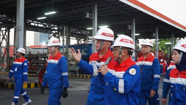 Pertamina Chief Commissioner Inspects Energy Facilities in East Java