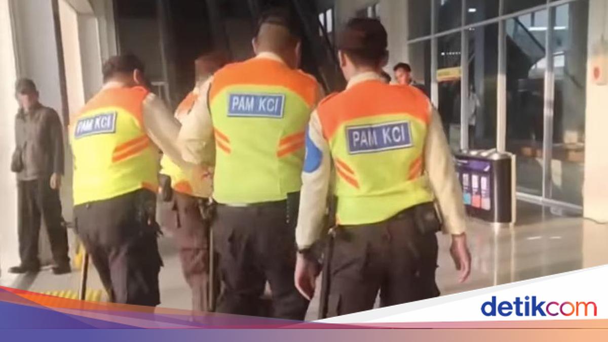 Viral Video Shows Man Shouting Political Names While Being Detained at Duri Station