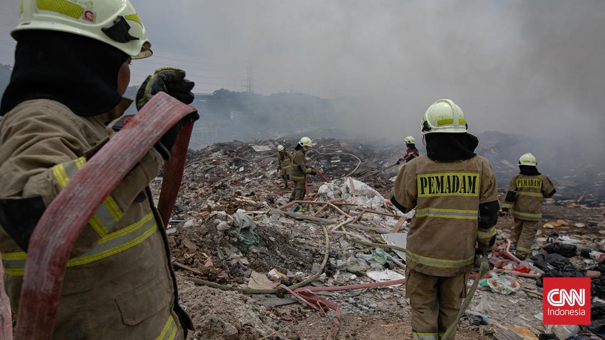 Fire Engulfs Jatiwaringin Landfill in Tangerang, Thick Black Smoke Billows